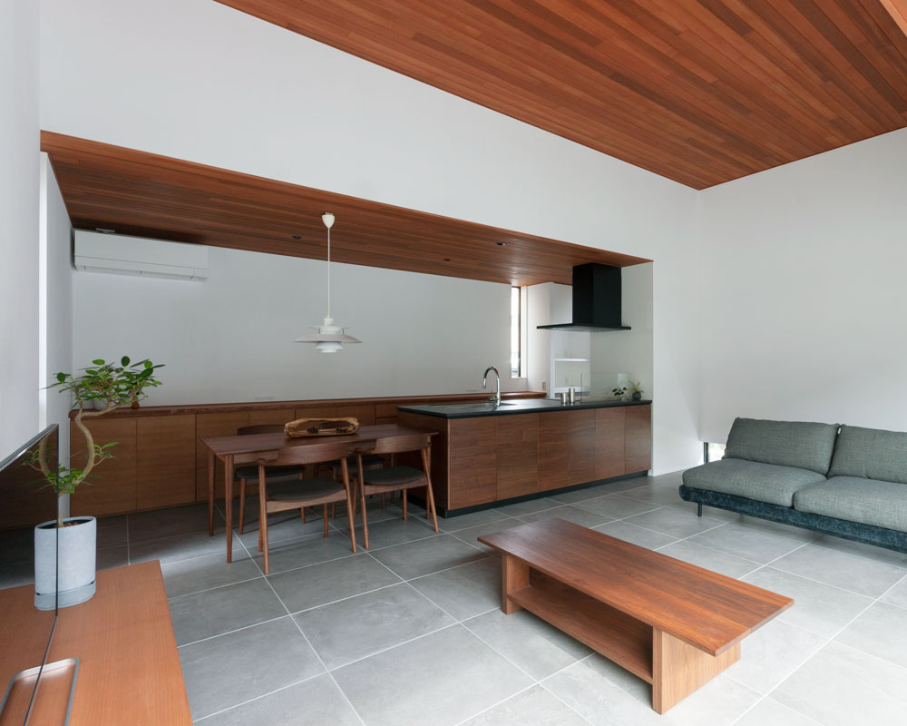 リビングよりも天井を低く設定したダイニングキッチン