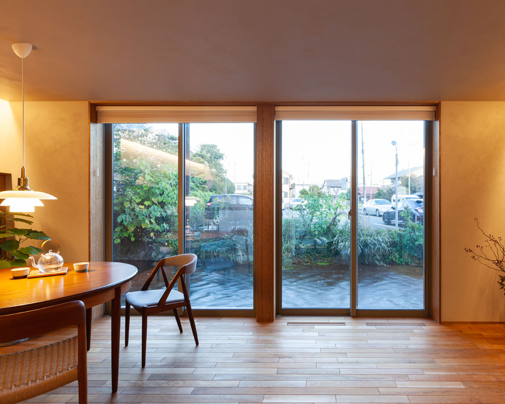 清流に向かって大開口を設けたリビング