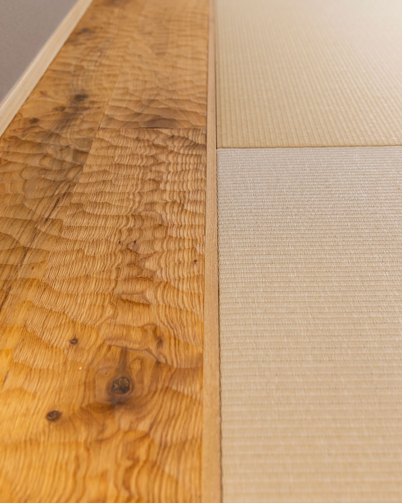 灰桜色の畳にスプーンカットの板畳