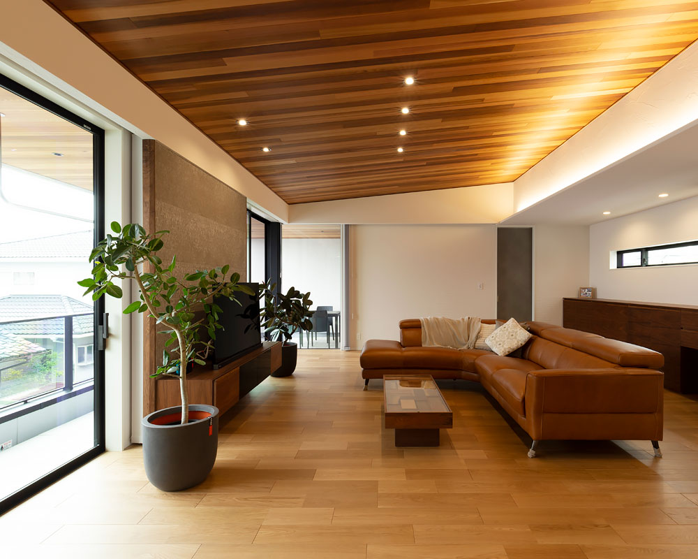 折り上げ天井を導入したリビング