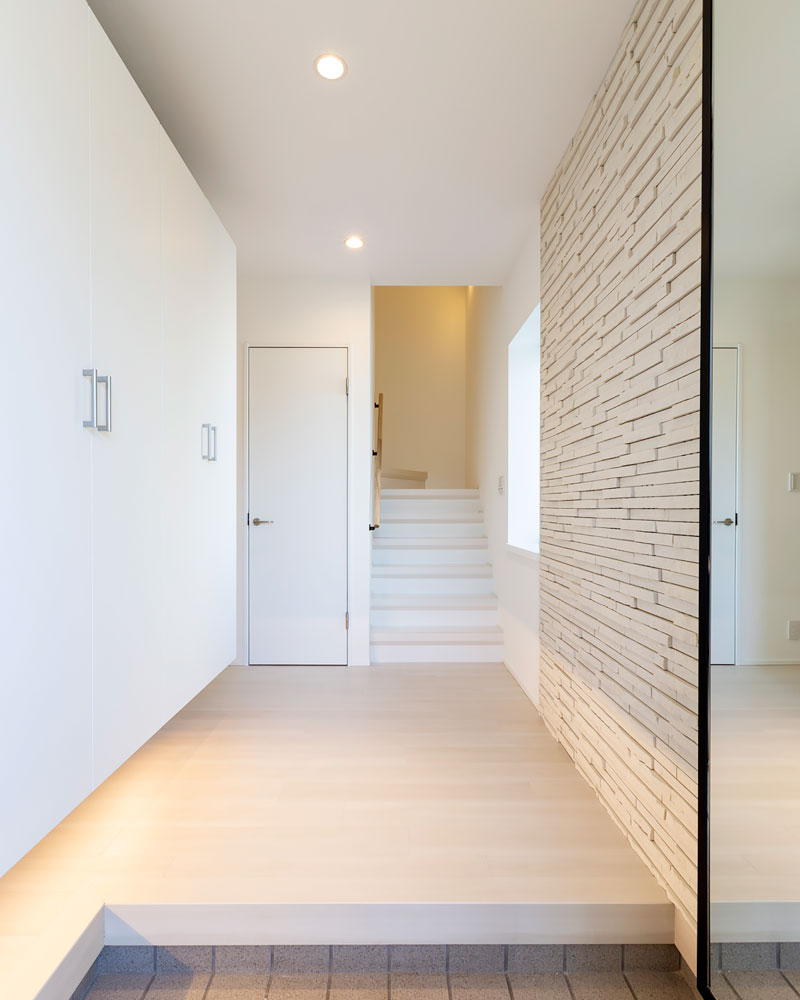 白を基調にしたエントランス