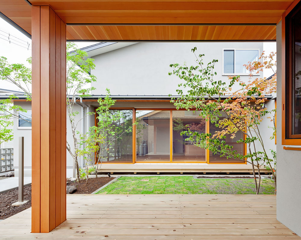 中庭に面して設けたウッドデッキ