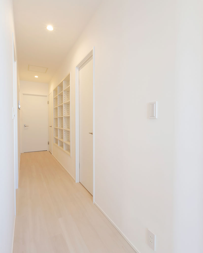 本棚を造作した廊下
