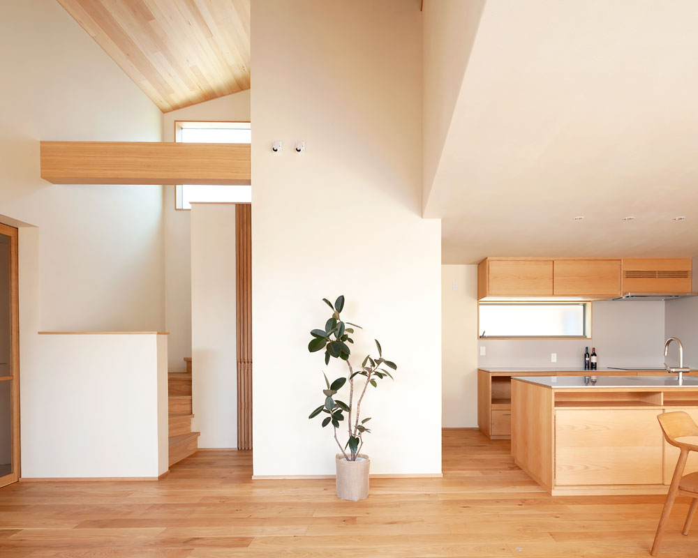 上部吹き抜けとなっているリビング