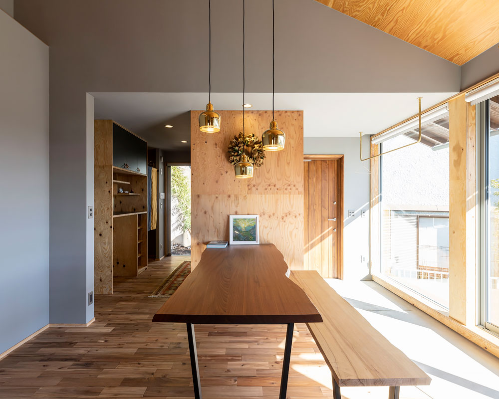 アクセントウォールに構造用合板を用いたダイニング