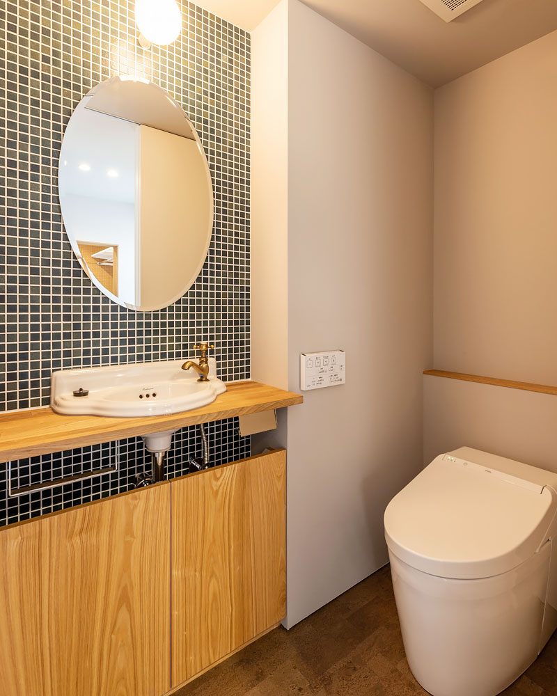 ヨーロッパ調のインテリアでまとめたトイレ