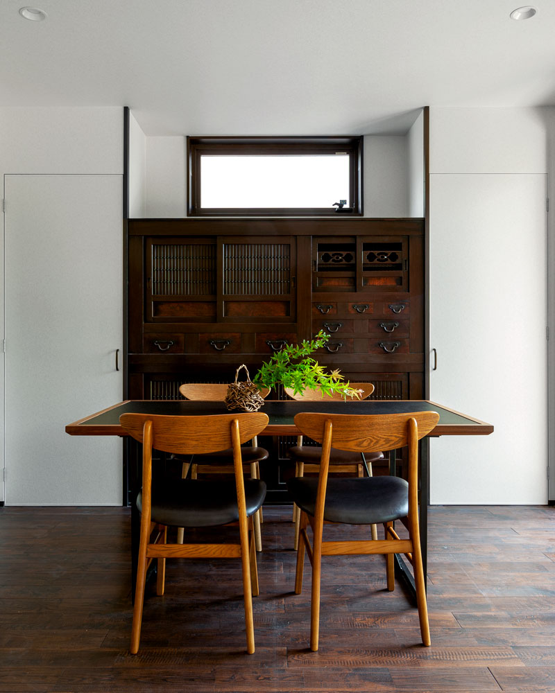 アンィークの水屋箪笥に合わせたダイニング