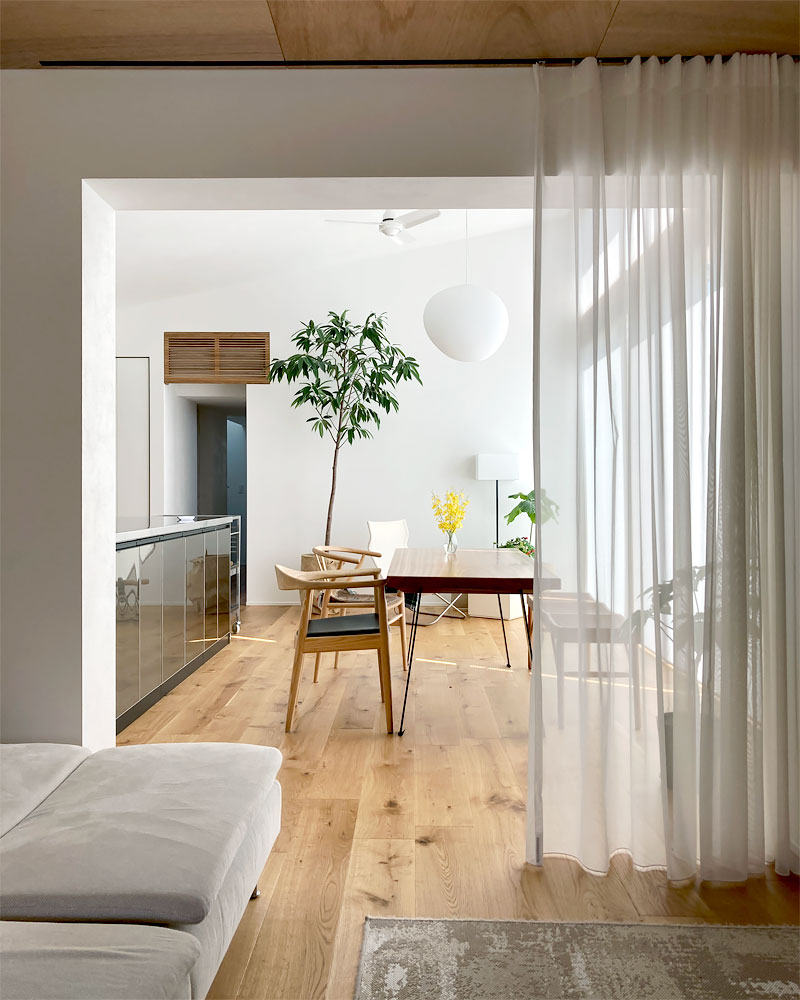 リビングとダイニングを仕切るレースのカーテン