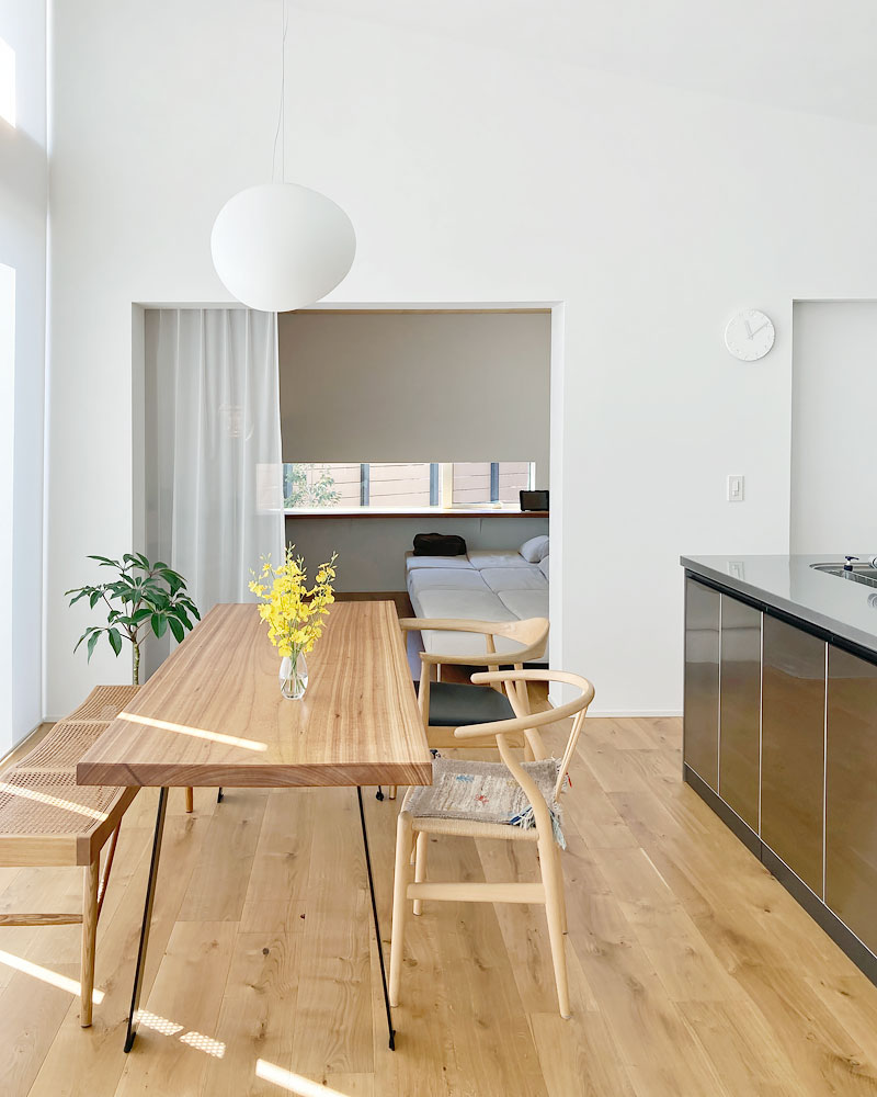 カーテンで仕切られるLDK