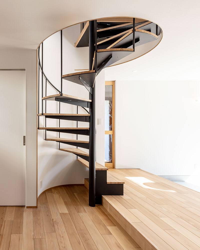 視線を通すため圧迫感のない鉄骨造のストリップ階段