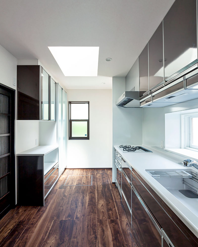 天窓から採光するキッチン