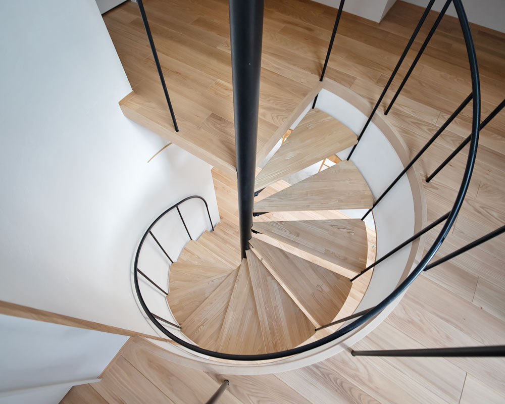 らせん階段を上から見る