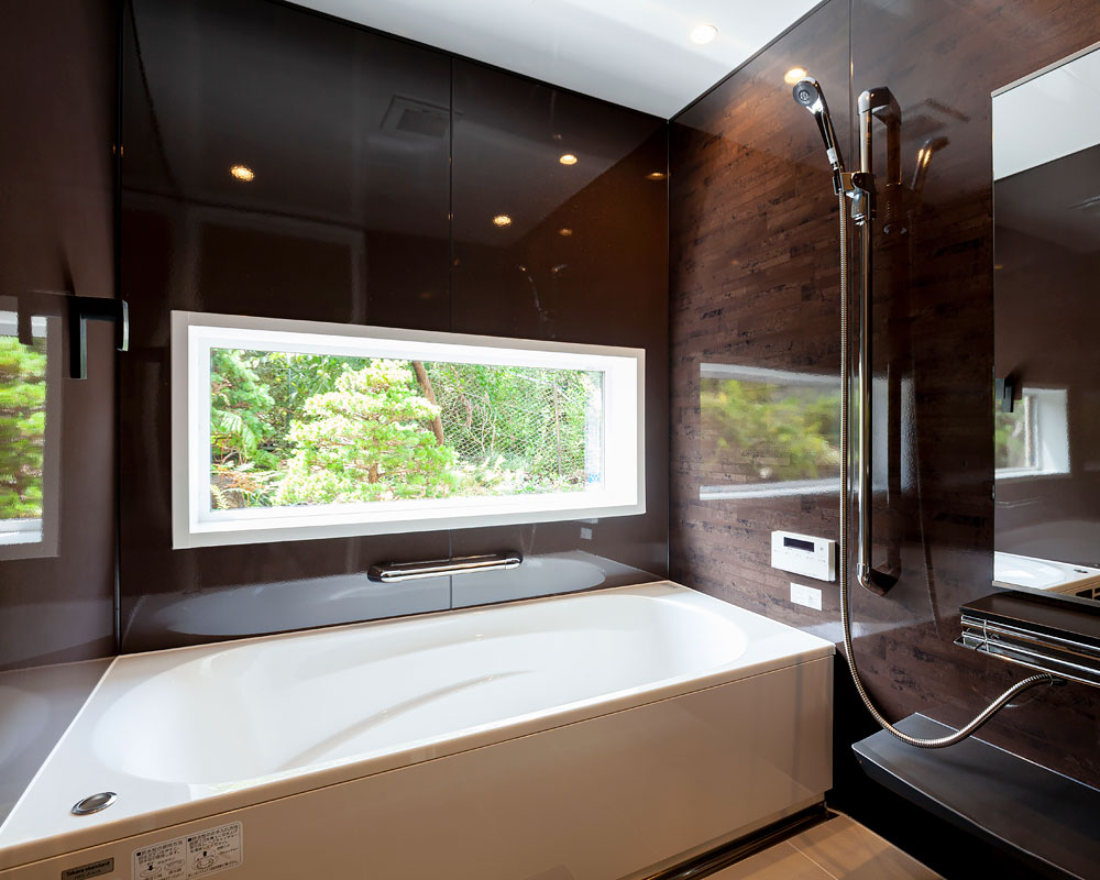 浴槽に浸かりながら庭を眺めることのできるバスルーム