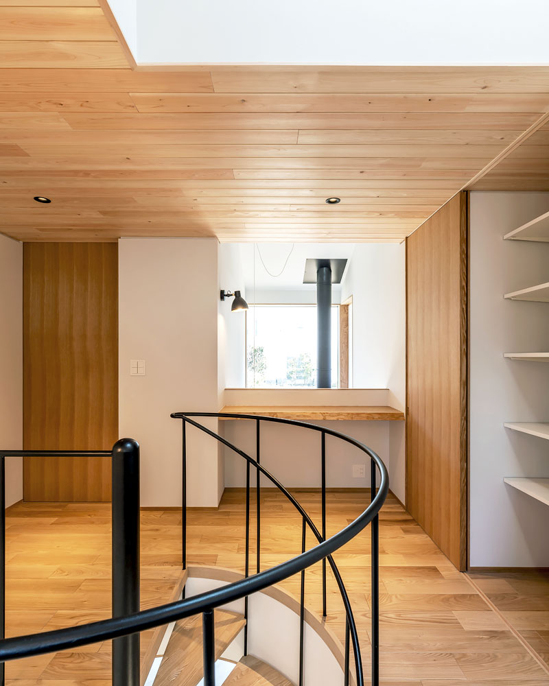 らせん階段と吹き抜けを繋ぐ２階開口部
