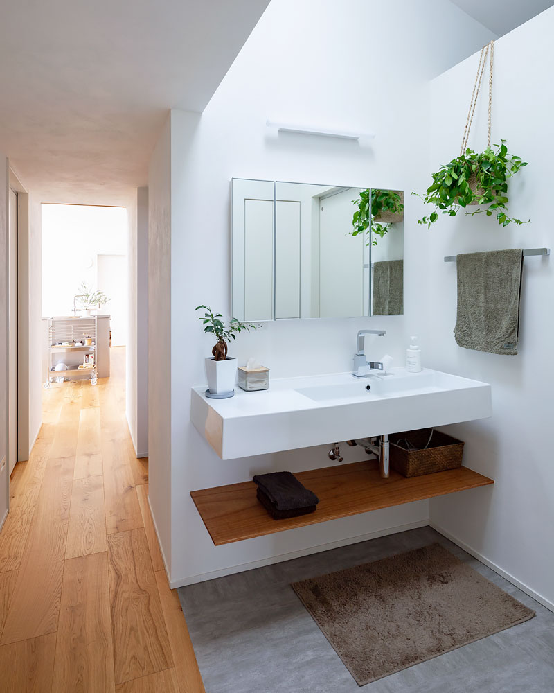 トップライトから採光する洗面