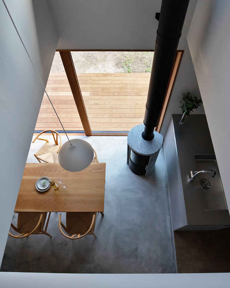 二階吹き抜けからダイニングを見る