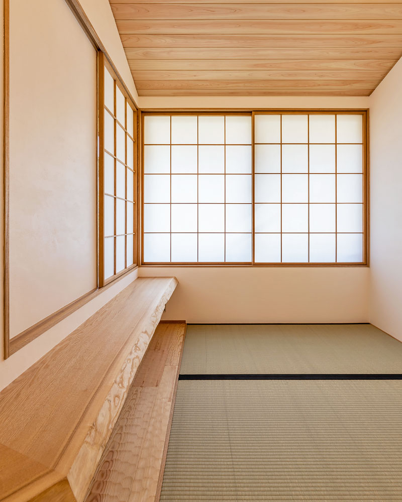 吹抜けに面する和室