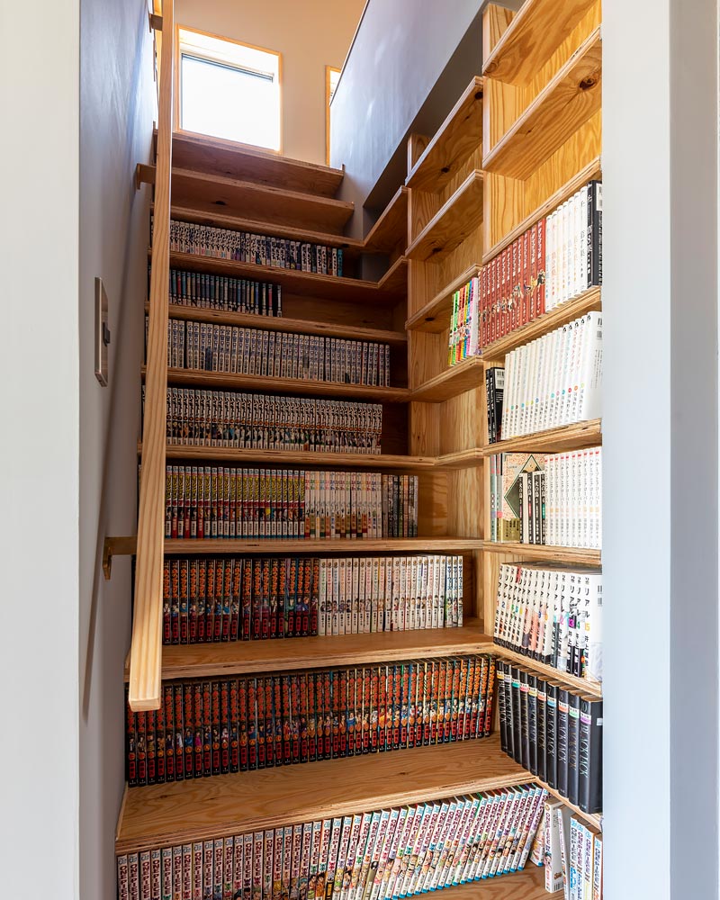 本棚を兼用する階段