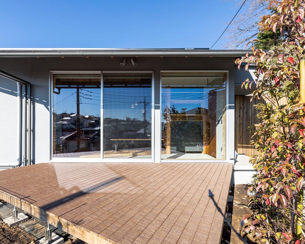 敷地形状に合わせて敷いた三角形のウッドデッキ