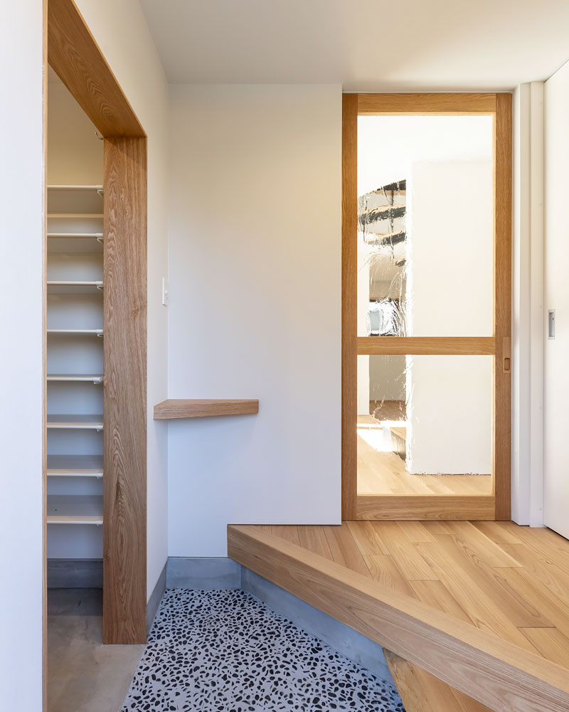 框を斜めに切った玄関土間