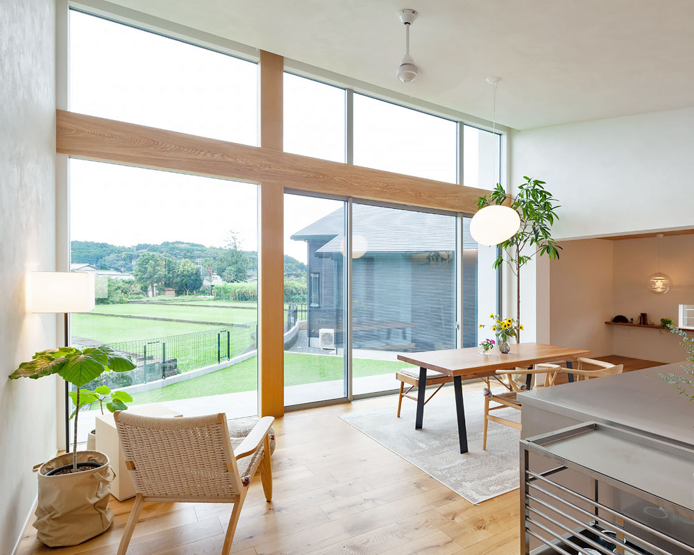庭に向かって大開口を設けたダイニング