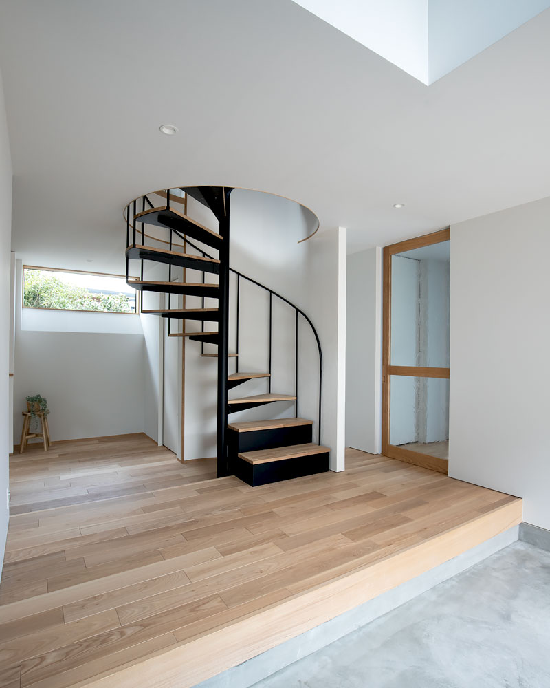 鉄骨のらせん階段が印象的なLDK