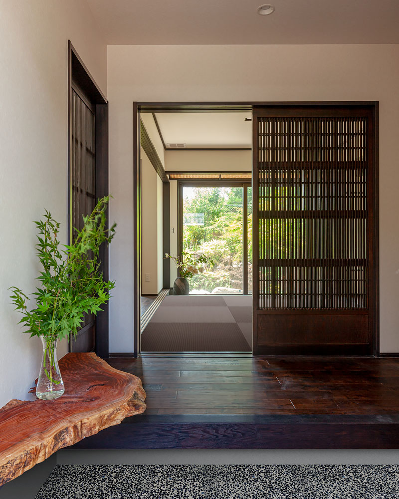 アンティーク建具のある玄関