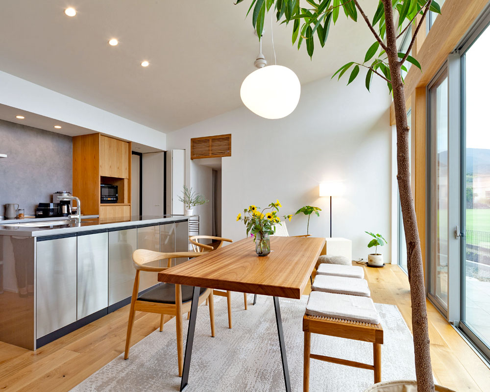 平屋の強みを活かした高い天井のダイニング