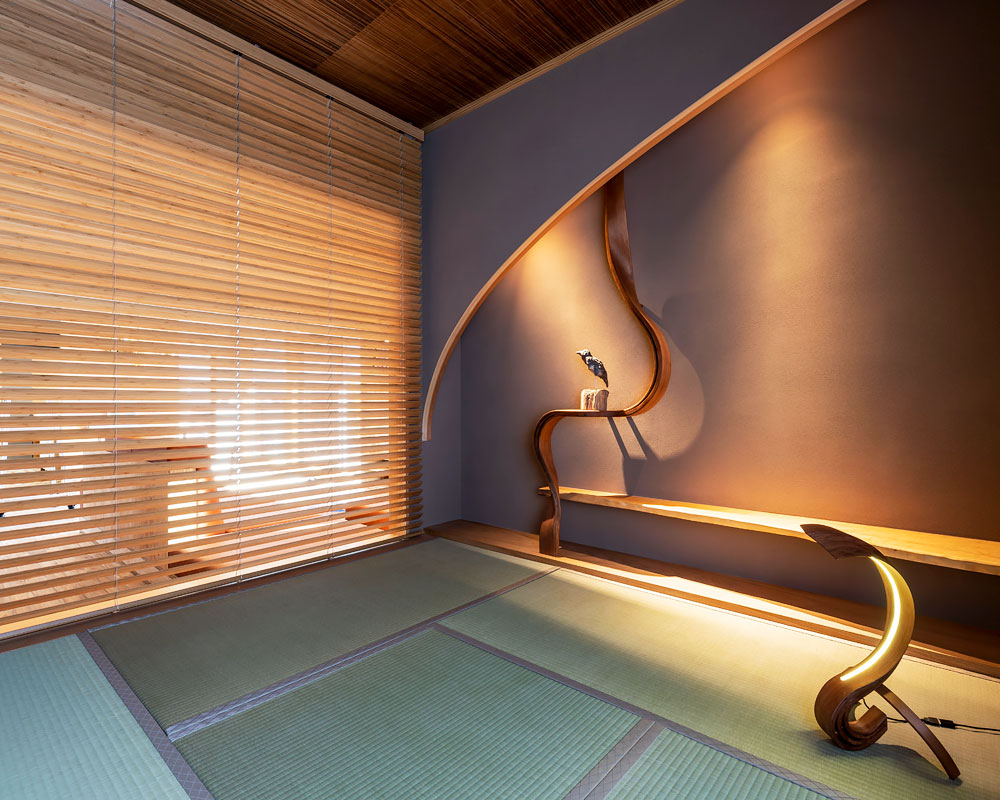 木製ブラインドで個室にもなる小上がりの和室