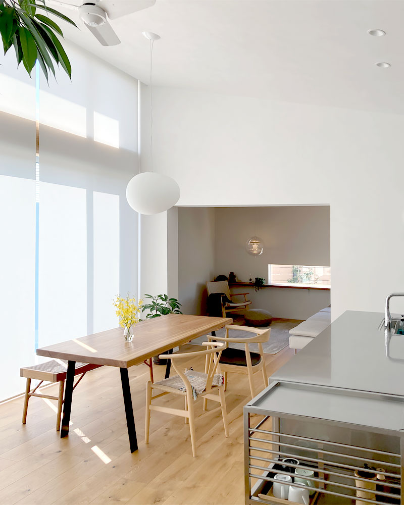 ロールスクリーンを降ろしたダイニング