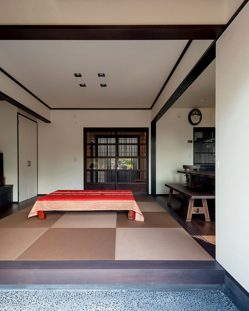 アンティーク建具を導入したリビング