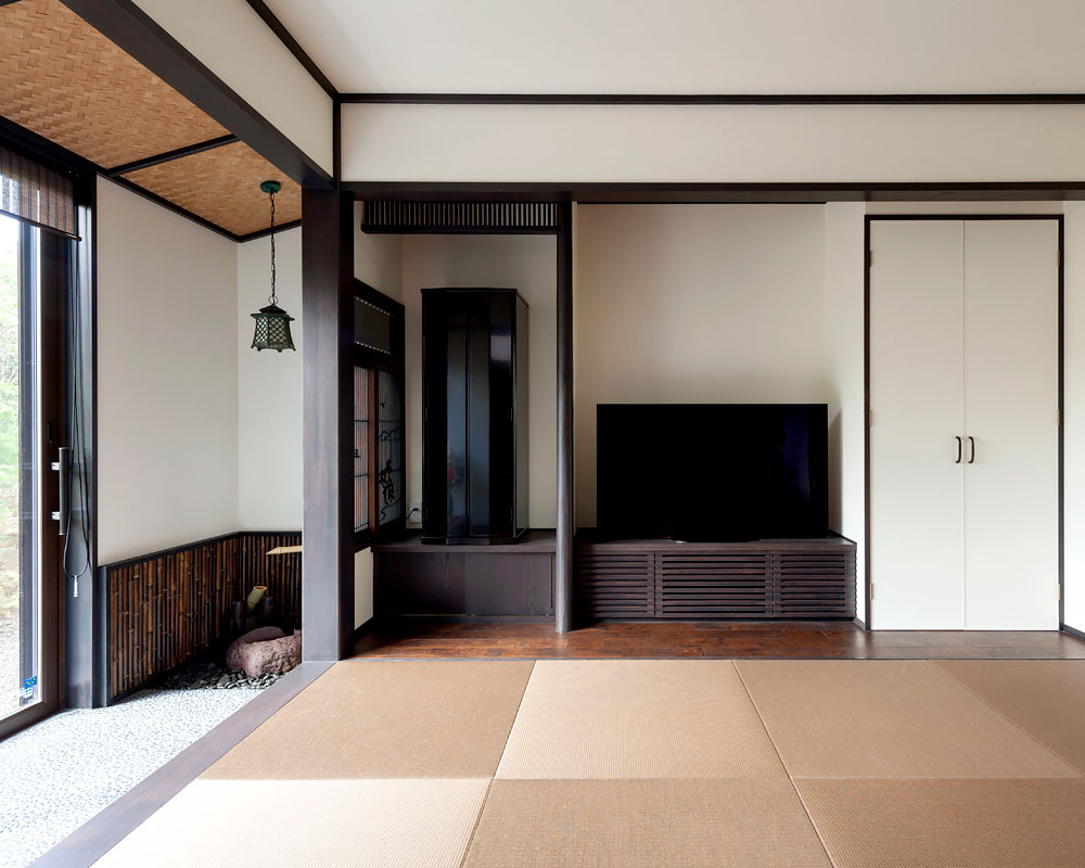 黒畳と一部板張りとした和モダンリビング