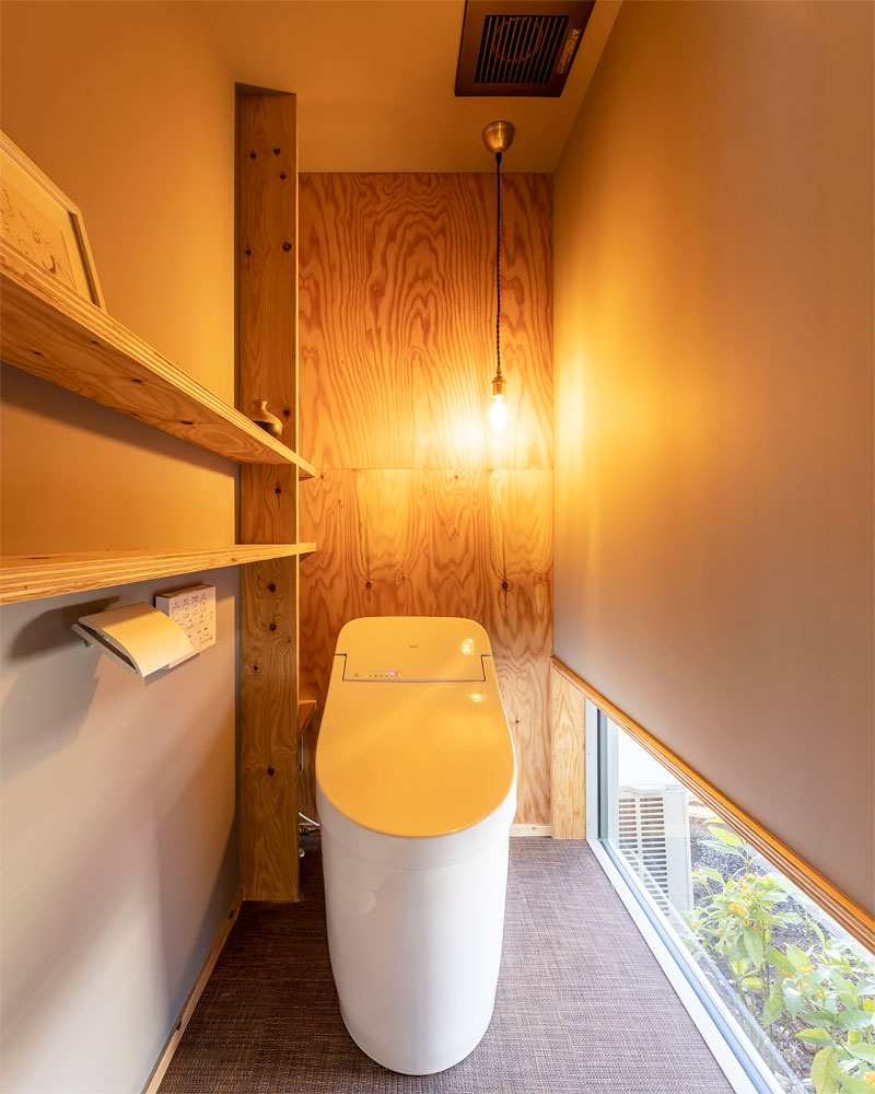 字窓を設け、自然を身近に感じられるトイレ