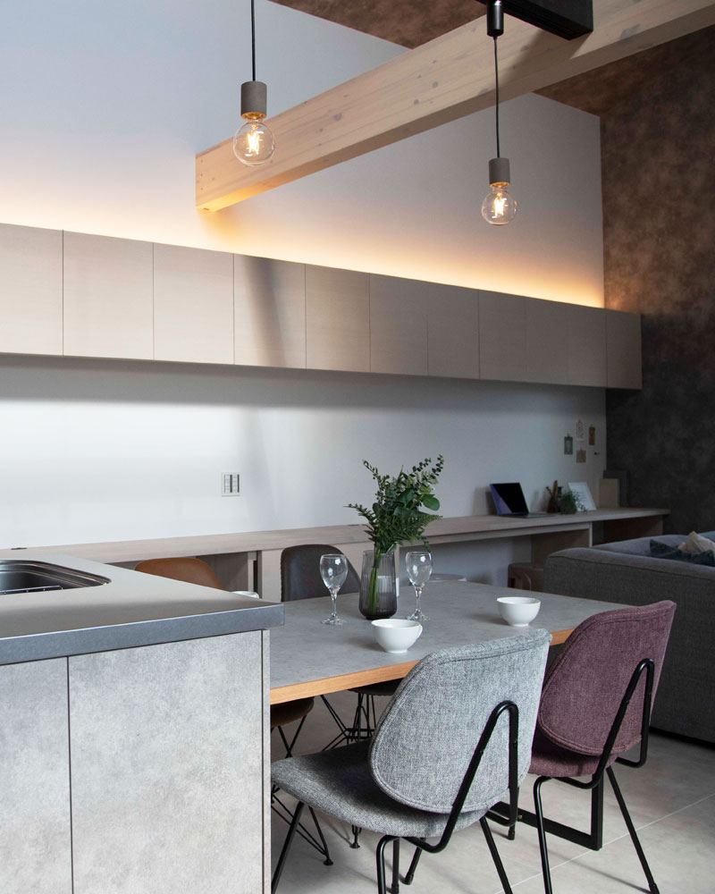 ライティングレールがおしゃれなダイニング