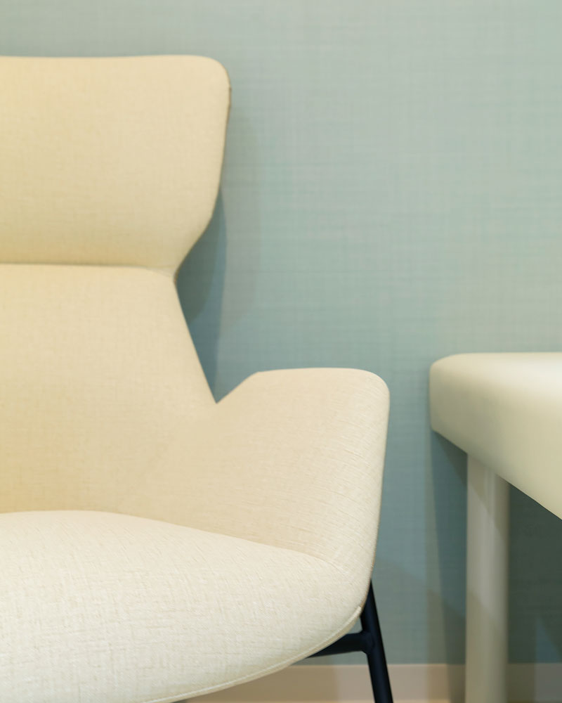 付き添いの方の身体をしっかり受け止める椅子