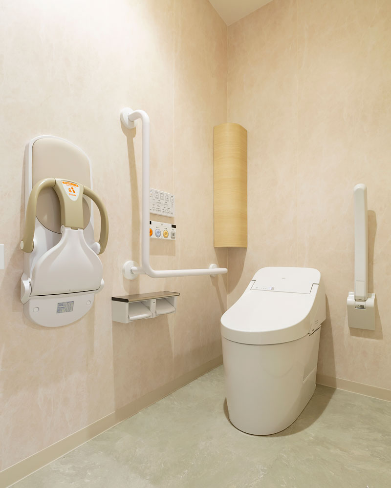 ベビーチェアを設置したクリニックのトイレ