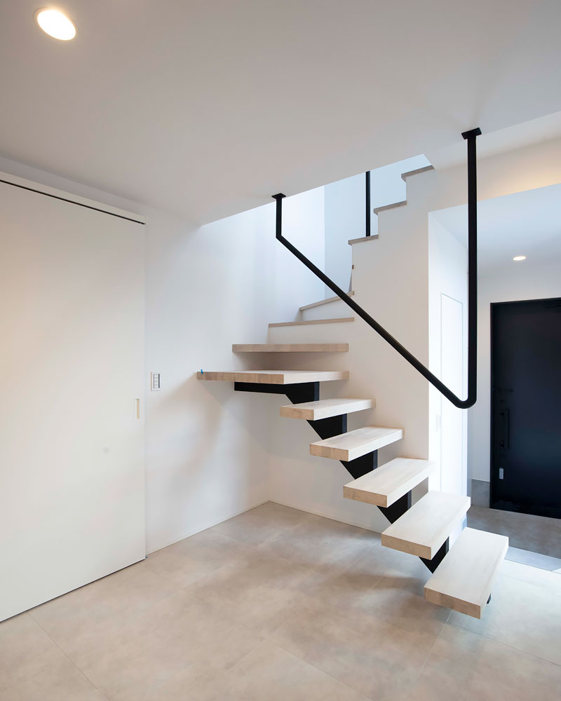 浮遊感のある階段デザイン