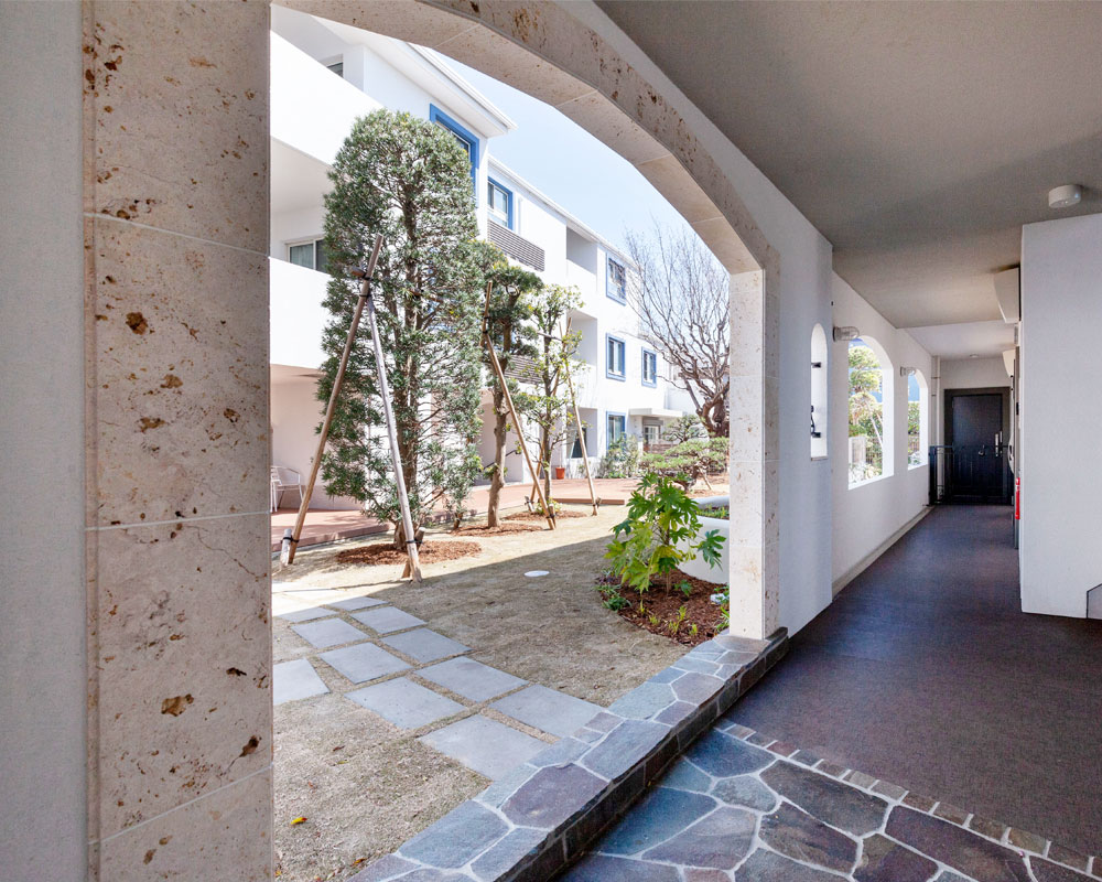 二棟の間のガーデン